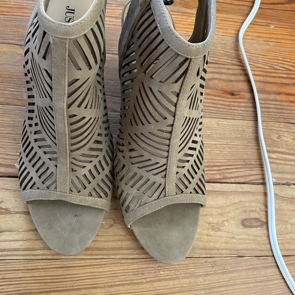 Beige heels - Picture 3 of 3